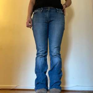 Skit snygga låg midjade jeans, är 160cm och det är eu 27 i storlek.