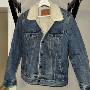 Jeansjacka Levis  - Superfin och mysig jacka, prefekt till våren! Som ny!
