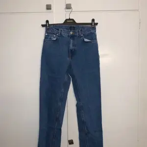Ett par fina jeans från Nelly, skulle säga är i modellen slim. Säljer då de är för små, använda fåtal gånger och är i bra skick ✨️