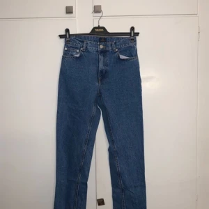 Jeans - Ett par fina jeans från Nelly, skulle säga är i modellen slim. Säljer då de är för små, använda fåtal gånger och är i bra skick ✨️