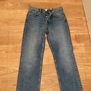 Zara jeans - Mid waist straghit fit jeans från zara. För små för mig. Stl 36