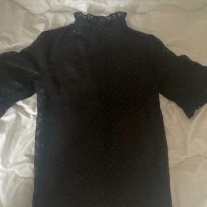 Fest topp  - Fest topp från monki i storlek M, den är genomskinlig så både fram och bak är “synlig”🌼