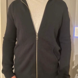 Zadig & Voltaire Kashmir hoodie - Storlek M (passar S). Perfekt för våren och sommaren. Skick 8,5/10.