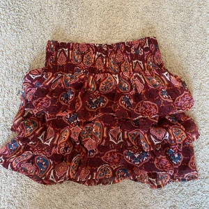 sommar kjol - jättesöt kjol! säljer då den inte kommer till användning💖jättefint skick och knappt använd💖storlek 170 men skulle säga att den passar mig som vanligtvis har xs-s💖