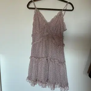 Super fin klänning från NA-KD💞 Helt oanvänd med lappen kvar💞 Mer rosa i verkligheten💞