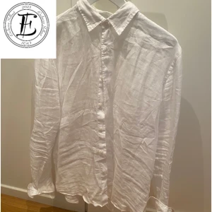 Linne Skjorta - Hej, säljer nu en linneskjorta ifrån Uniqlo i storlek L, skjortan är i bra skick och har inga hål eller defekter och den är i färgen vit. Hör av er vid frågor eller funderingar.