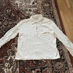 Tunn long sleeve med half-zip, köpt på weekday. Skön boxy fit. Bra skick!