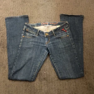 Low waist Bootcut jeans - Säljer dessa väldigt Low waist Bootcut jeansen köpta second hand för 700kr men tyvärr för små ❤️ innerbenslängd 80 och midja 38cm