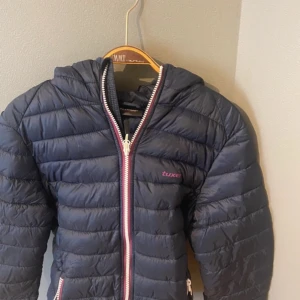 Dunjacka marinblå  - Skön dunjacka du kan ha under kappor eller andra jackor eller bara ha som den är Aldrig använd  Ingen prislapp kvar Marinblå