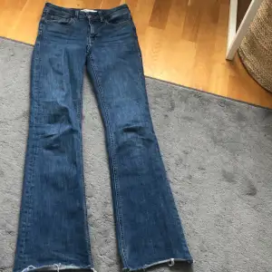 Säljer ett par blåa jeans från zara i storlek 32/xs. Skriv vid mått im innebenslängd och midjemått eller vid fler bilder❤️