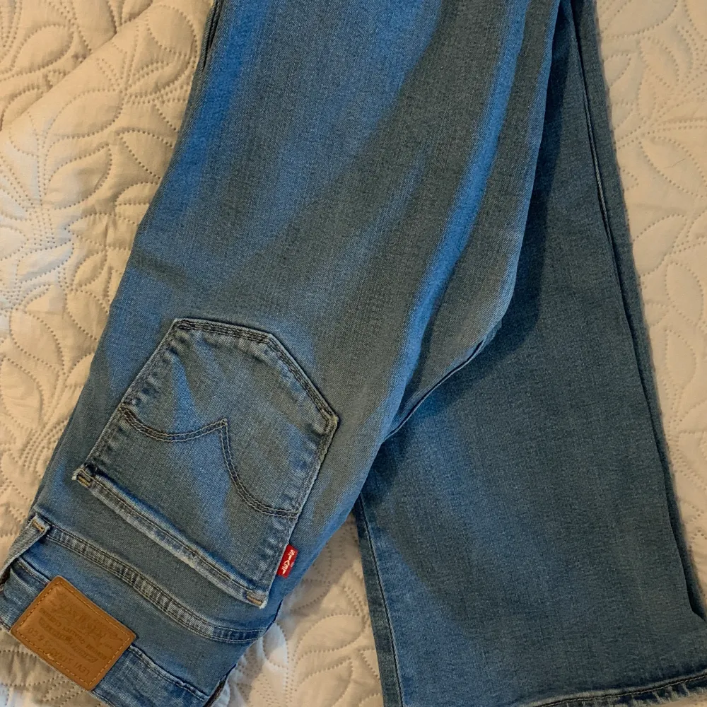Jättefina bootcut jeans från Levis i nyskick, knappt använda. Inte slitna alls där nere vid fötterna.  Orginalpris 1700 kr.💕 storleken är W25 vilket passar mig som passar i både XS och S💕. Pris går att diskutera . Jeans & Byxor.