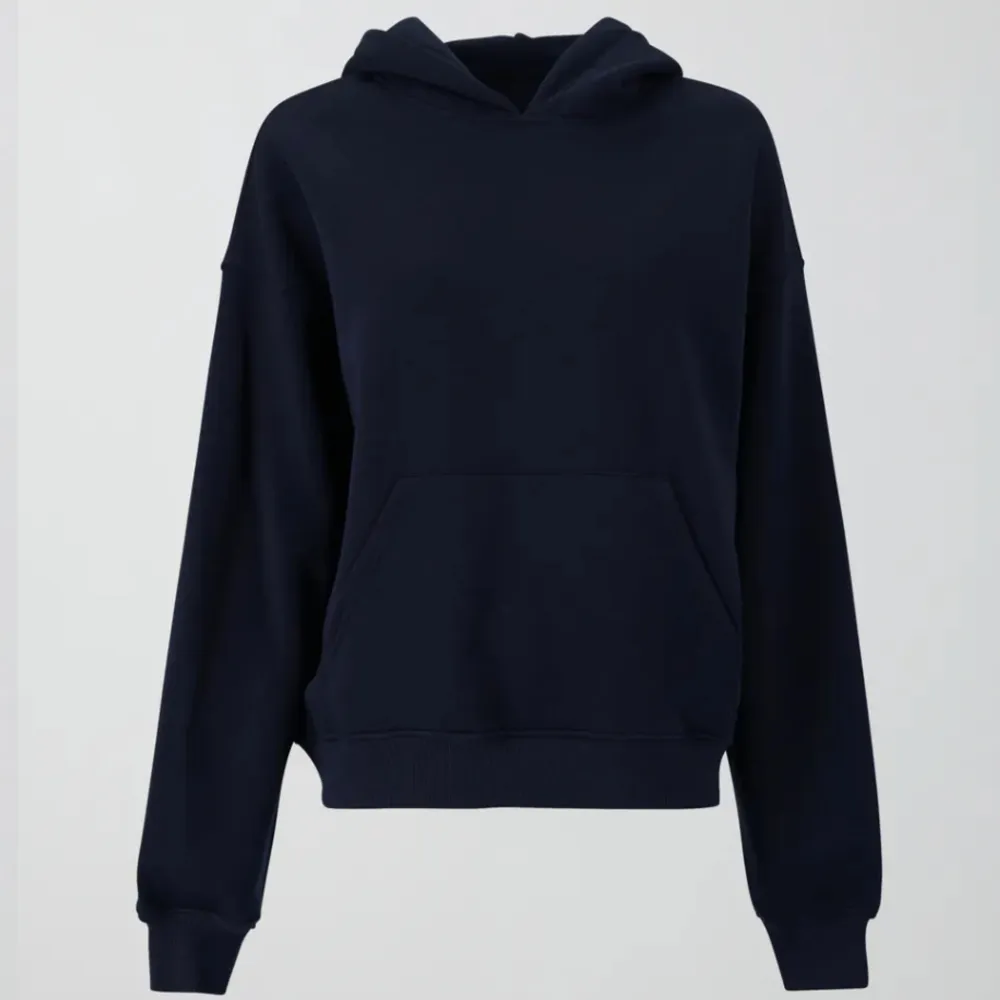 Säljer nu min jätte fina marinblåa hoodie från Gina, hur skönt material som hellst och verkligen så snygg💕den är i nyskick och kostar 360kr ny!. Hoodies.