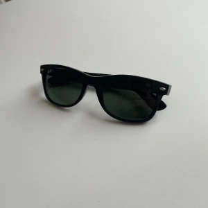 Rayban Wayfare - Ett par schyssta solglasögon nu till våren. Modellen heter Wayfare, nypris 1200kr. En skrapa på vänster glas. Annars bra skick. Bara glasögonen medföljer.