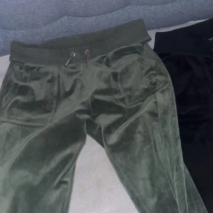 Gröna Juciy! - Säljer mina Juciy byxor då dom inte kommer till användning längre, dom är M men sitter som S. Hör av er om frågor och priset kan absolut diskuteras!❤️☺️