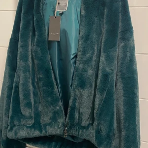 Jacka  - Grön jacka med fluffigt tyg, använd endast en gång. Den är S men oversize köpt för 2000