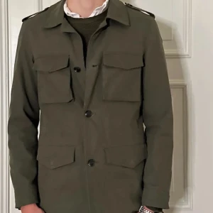 Overshirt - Tjena! Säljer nu denna sjukt snygga overshirt som är perfekt till våren. Den är i nyskick och knappt använd. Ifall du har frågor eller funderingar, hör gärna av dig✨💫