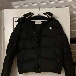 Det är en vinterjacka Calvin klein puffer i nyskick.   Vuxen Storlek : medium. Jag säljer den därför att jag köpte en ny och inte andvänder den.  Den har inga skador, och Den är köpt på design only i nordstan. Priset kan diskuteras vid snabb affär! 