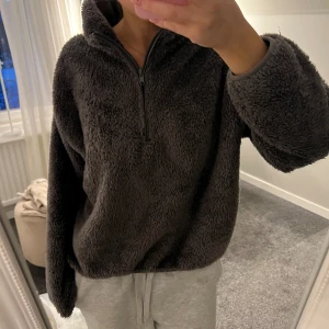 Grå tröja  - Supermysig grå tröja med zip, knappt kommit till användning💕