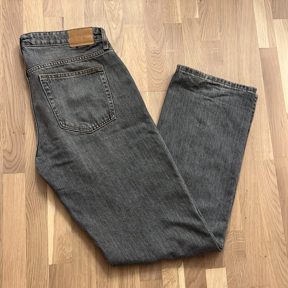 Säljer mina gråa weekday jeans då de är för stora. Använda ett få antal gånger och i bra skick👌 Storlek 30W 32L. Hör av er vid frågor🤩. Jeans & Byxor.