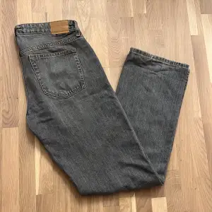 Säljer mina gråa weekday jeans då de är för stora. Använda ett få antal gånger och i bra skick👌 Storlek 30W 32L. Hör av er vid frågor🤩