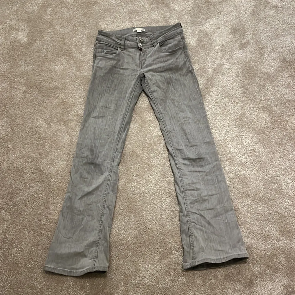 Hej! Jag säljer mina skit snygga lågmidjade jeans från Gina Young ! Jag säljer dom på grund av att dom har blivit lite korta vid benen.  Ordinarie pris är 349kr jag säljer för 229kr men pris kan diskuteras . Jeans & Byxor.