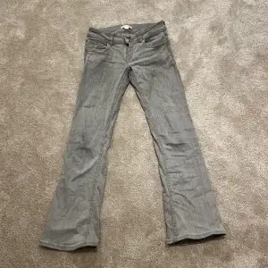 Hej! Jag säljer mina skit snygga lågmidjade jeans från Gina Young ! Jag säljer dom på grund av att dom har blivit lite korta vid benen.  Ordinarie pris är 349kr jag säljer för 229kr men pris kan diskuteras 