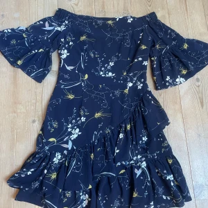 Off Schoulder sommarklänning  - Jättefin och i princip oanvänd off shoulder klänningen blommig i blått . Köp i Italien 