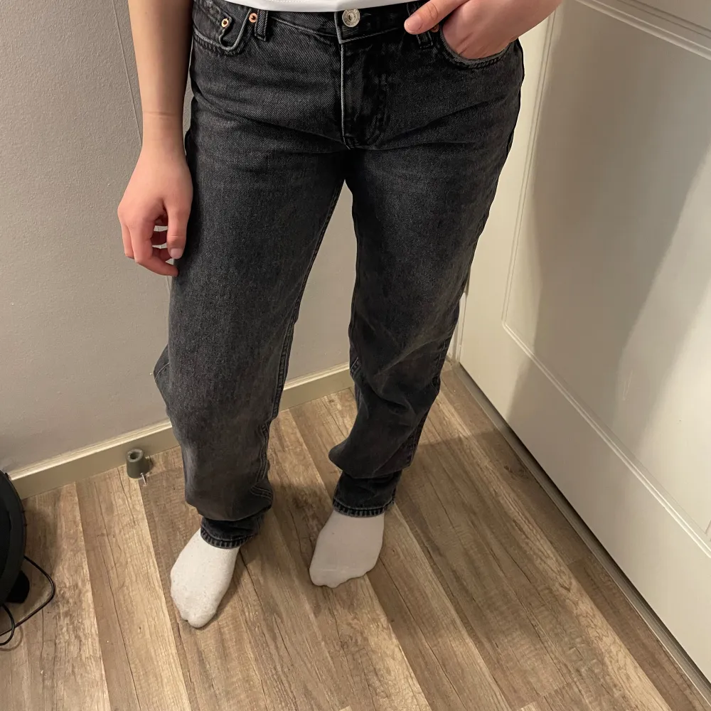 Super snygga trendiga jeans från Gina använda fåtal gånger och är i super bra skick, modellen är 155 för referens men passar mig bra i längden som är 170:). Jeans & Byxor.