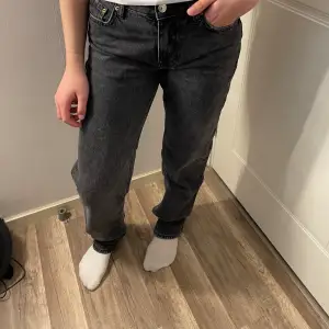 Super snygga trendiga jeans från Gina använda fåtal gånger och är i super bra skick, modellen är 155 för referens men passar mig bra i längden som är 170:)