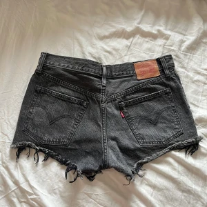 Levis jeansshorts  - Jättesnygga lågmidjade levis jeansshorts. Väldigt bra skick, storlek 28 sitter som en S 