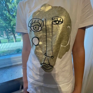 Zara t shirt - Så fin med ett coolt tryck, guld. Finns inte längre och aldrig använd typ 🔥❤️