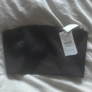 Korsett topp - Säljer en jätte jätte fin korsett topp som tyvärr inte passar mig vid brösten. Den är i storlek S och helt oanvänd med prislappen på. 