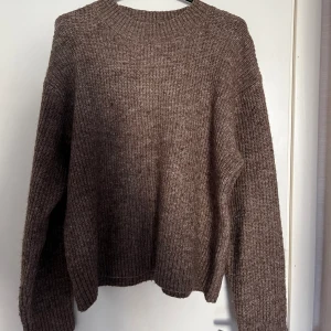 Stickad tröja - Jätte mysig och skön stickad tröja i en mörk beige färg som inte kommer till användning längre😇 jätte bra skick🤩