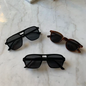 Solglasögon  - Tja säljer lite brillor  Bild 1<299kr Bild 2<249kr Bild 3<199kr Köp alla för 500kr