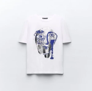 Zara t-shirt! - Säljer denna jättefina tröja. Jag använder den tyvärr inte och behöver pengarna mer än tröjan just nu💞💓Strl S, kom privat för fler bilder! 