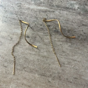 Örhängen  - Jättefina örhängen helt oanvända, man tror igenom kedjan så att den hänger på back sidan av örat☺️💕