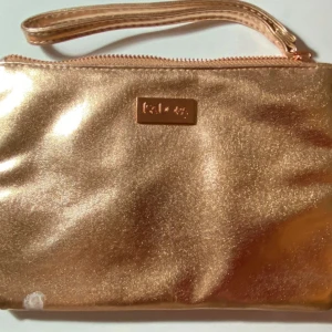 Liten väska IsaDora (ny med liten defekt) - Helt ny men har ett märke i nederkanten  Av mjukt konstläder (färgen är roséguld)  20 cm X 14 cm  Rök- och djurfritt hem