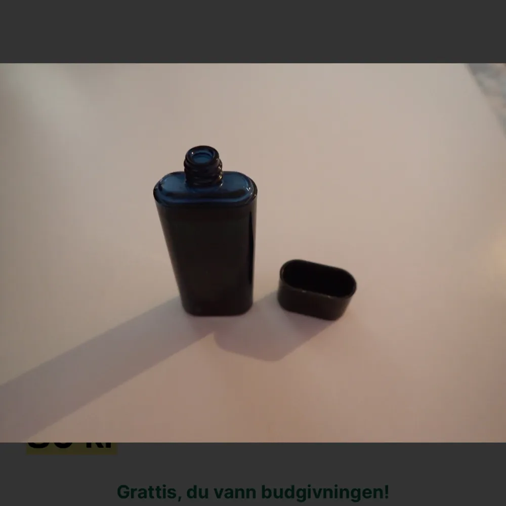 En liten flaska oanvänd Oscar de la Renta! Det står inte hur mycket som ryms i den! Höjd på flaskan ca 76mm. Bredd: ca 29mm! . Perfume.