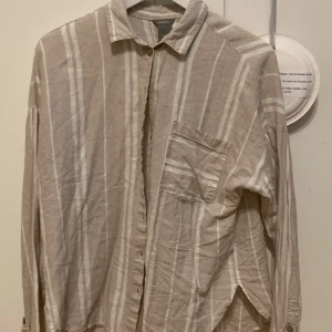 Randig skjorta  - Booho soft randig skjorta. Använd en gång. Tunn och luftig. Den är viskos men känns som en linneskjorta 