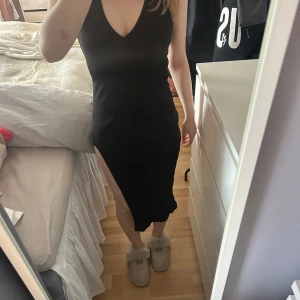 Klänning - Säljer denna svarta klänning som har en öppen rygg. Den är bara använd några få gånger och kommer från chiquelle. 