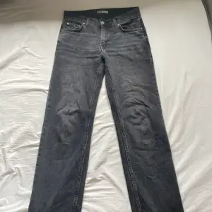 Ett par svarta/ mörkgrå jeans köpta på Gina Tricot. Modellen är straight. De är i storlek 36, passar mig som är 166 cm. Fint skick utom små defekter nere vid byxbenet, men ingenting som syns! Skriv för fler bilder/ frågor!💕