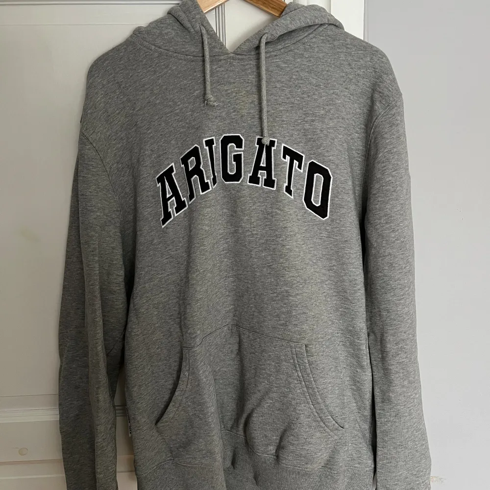 Säljer denna college hoodie från Arigato, väldigt lite använd och tagen kvar!. Hoodies.
