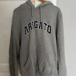 Säljer denna college hoodie från Arigato, väldigt lite använd och tagen kvar!