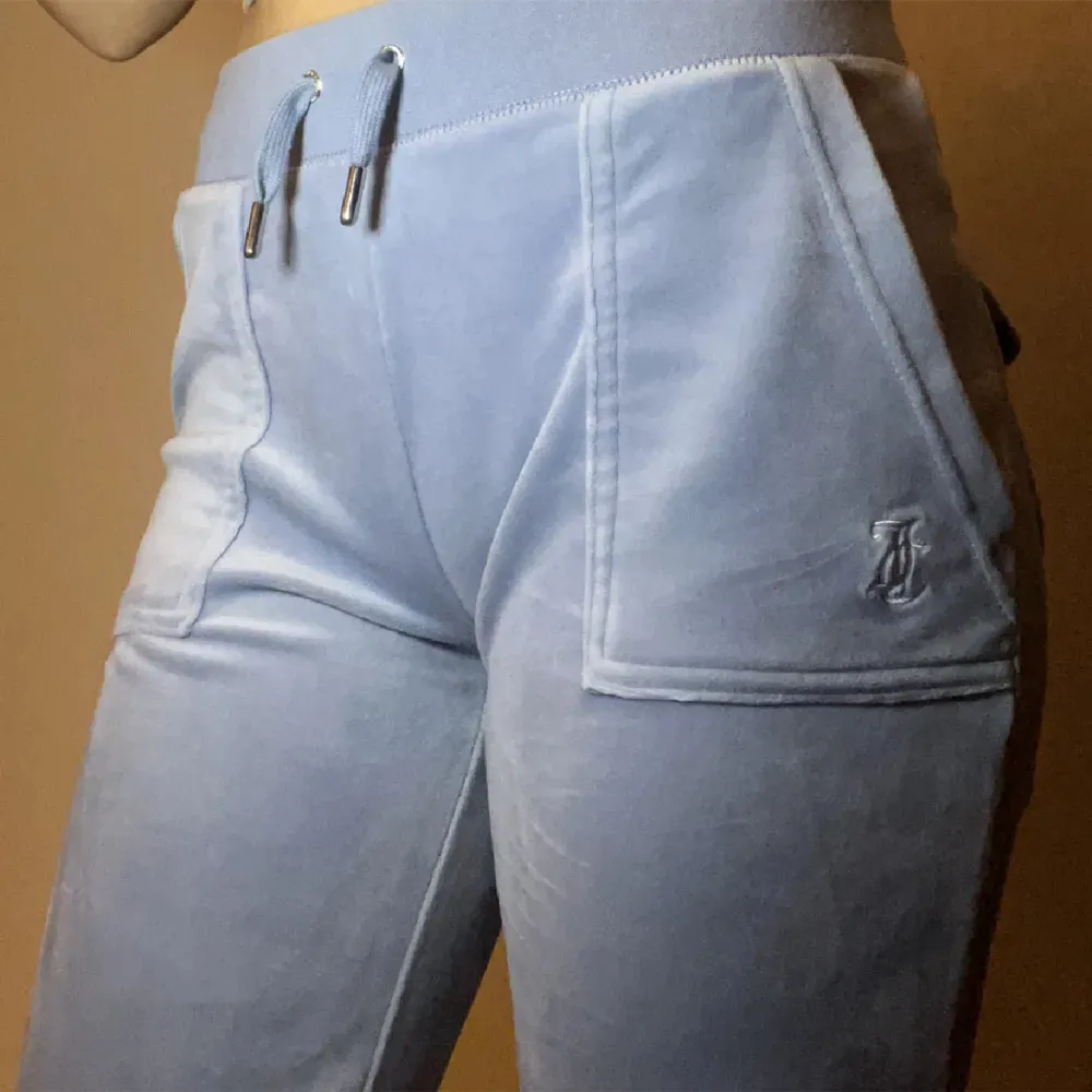 Ljusblå juicy byxor. Skicket är som de vore nya, knappt använt (pris kan diskuteras💕. Jeans & Byxor.