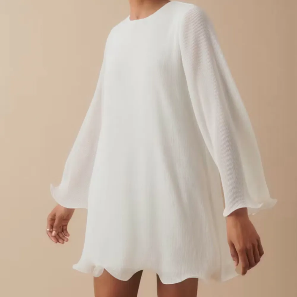 Slutsåld Gina Tricot klänning ”pleated wave edge mini dress” oanvänd med prislapp kvar 🤍 Säljer då jag köpte två storlekar! . Klänningar.