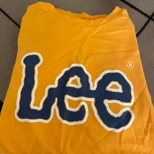 En gul Lee tshirt i storlek L herr. I ganska så nytt skick. Fin till sommaren!