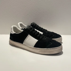 Valentino Flycrews - Valentino flycrews i fint skick. Utöver att 1 nit saknas så är de felfria, endast med små naturliga spår av användning. Varken og box eller dustbags medföljer. Frågor och prisförslag välkomnas i pm!