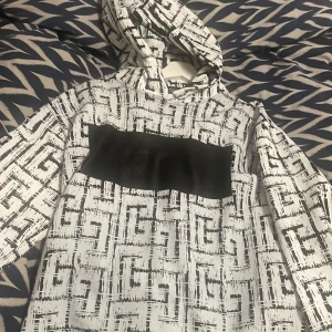 Balmain tröja köpt i butik - En balmain tröja helt oanvänd fick den i present storleken M för ett bra och billigt pris pris kan diskuteras också!