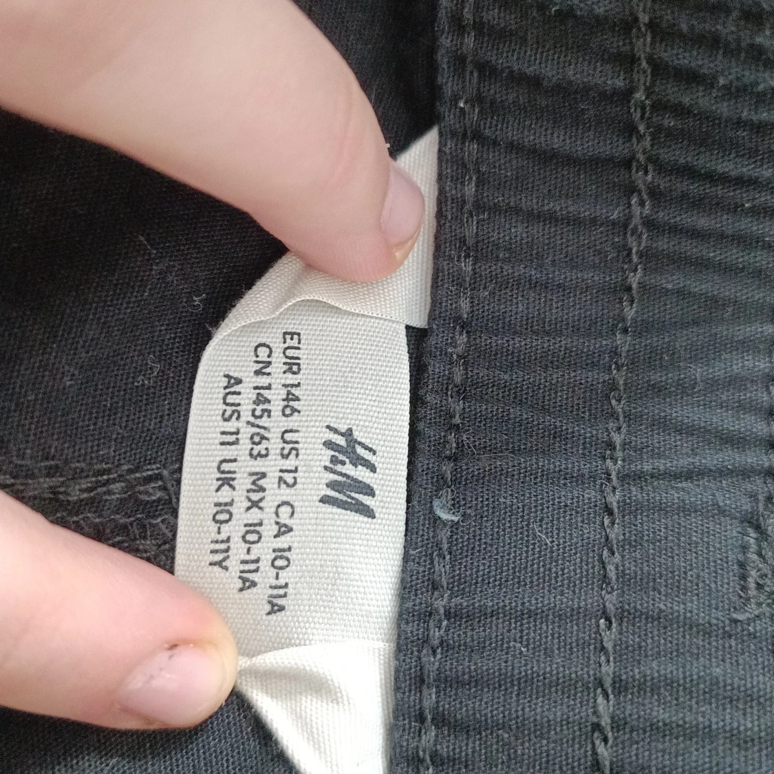 Ett par svarta cargo byxor, använda men i bra skick - 91