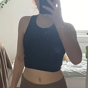 WEEKDAY linne  - Säljer mitt svarta WEEKDAY linne som ej används. Croppas och storlek s men passar även m. 